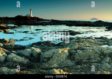 Turnberry Leuchtturm und Turnberry Punkt in der Abenddämmerung, Ayrshire Stockfoto