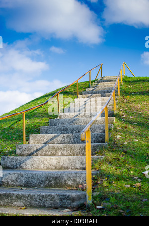 Steile Außentreppe Auf Dem Grassy Hill In Den Himmel Stockfoto