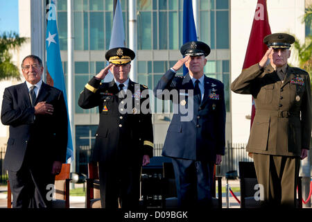 US-Verteidigungsminister Leon Panetta, (von links nach rechts), General Martin Dempsey, Vorsitzender der Joint Chiefs Of Staff, General William Fraser III und General John Kelly Stand und Gruß für die Nationalhymne auf Befehl Change Südkommando 19. November 2012 in Miami, FL. General Kelly übernahm das Kommando von General Fraser. Stockfoto