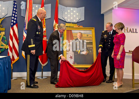 US Army Chief Of Staff General Raymond T. Odierno (von links nach rechts), John McHugh, Secretary Of The Army, General Martin Dempsey und Frau Deanie enthüllen Dempsey Porträt während der Zeremonie für die in der Halle der Helden in das Pentagon 20. November 2012 in Arlington, VA. Stockfoto