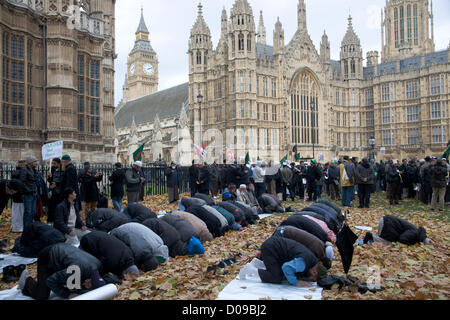 20. November 2012. London UK. Demonstranten aus der Bangladeshi Gemeinschaft in Großbritannien führen Gebete vor den Houses of Parliament in Westminster zum protest gegen die Verhaftung der Führer der Oppositionsparteien durch die Regierung von Bangladesch. Stockfoto