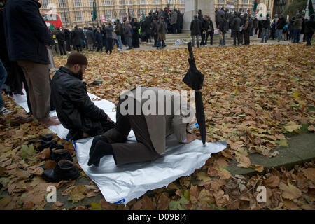 20. November 2012. London UK. Demonstranten aus der Bangladeshi Gemeinschaft in Großbritannien führen Gebete vor den Houses of Parliament in Westminster zum protest gegen die Verhaftung der Führer der Oppositionsparteien durch die Regierung von Bangladesch. Stockfoto