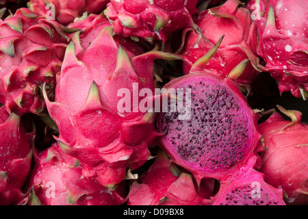 PITAYA DRACHENFRUCHT FORDERT AUCH EINE FRUCHT DES VERKÄUFERS STALL IN DEN STRAßEN VON BANGKOK THAILAND ASIEN Stockfoto