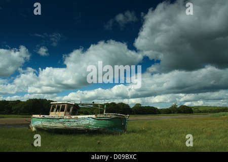 Ein altes Fischerboot neben dem Fluss Dee, Kirkcudbright, Dumfries und Galloway Stockfoto