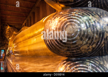 ABGEWINKELTE SCHUSS LIEGENDEN BUDDHA IN THAILAND LÄNGE GRÖßTE 46 METER HÖHE 15 METER IM WAT PHO TEMPEL BANGKOK THAILAND ASIEN Stockfoto