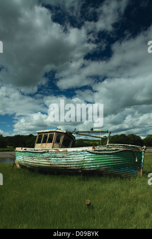 Ein altes Fischerboot neben dem Fluss Dee, Kirkcudbright, Dumfries und Galloway Stockfoto