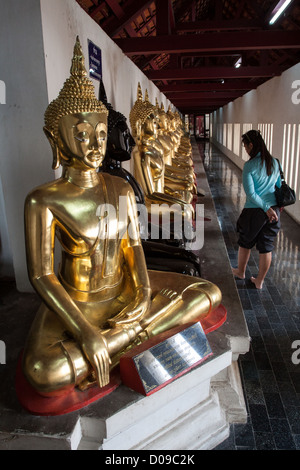 THAI FRAU BETRACHTEN DIE STATUEN DES BUDDHA IM WAT PHRA SI RATANA MAHATHAT TEMPEL PHITSANULOK THAILAND ASIEN AUSGESTELLT Stockfoto