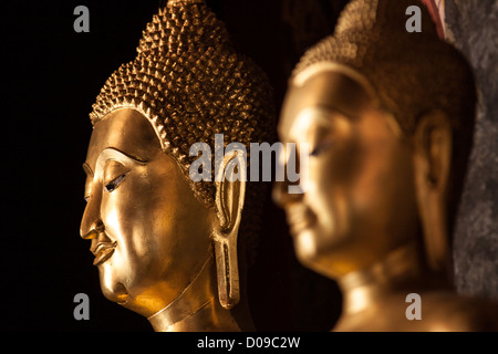 NAHAUFNAHME DER BUDDHA-STATUEN AUSGESTELLT INNERHALB DER WAT PHRA SI RATANA MAHATHAT TEMPEL PHITSANULOK THAILAND ASIEN Stockfoto