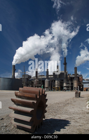 Franklin, Louisiana - eine Zuckerfabrik Prozesse neu geernteten Zuckerrohr. Stockfoto