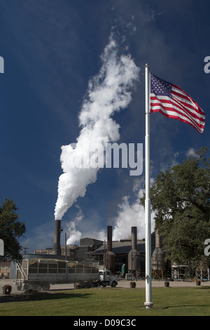 Franklin, Louisiana - eine Zuckerfabrik Prozesse neu geernteten Zuckerrohr, wie ein LKW mehr Zuckerrohr liefert. Stockfoto