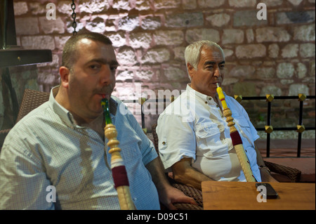 Zwei türkische Männer rauchen Wasserpfeife. Stockfoto