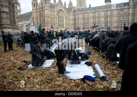 20. November 2012. London UK. Demonstranten aus der Bangladeshi Gemeinschaft in Großbritannien führen Gebete vor den Houses of Parliament in Westminster zum protest gegen die Verhaftung der Führer der Oppositionsparteien durch die Regierung von Bangladesch. Stockfoto
