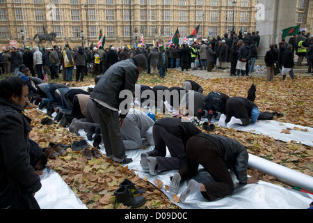 20. November 2012. London UK. Demonstranten aus der Bangladeshi Gemeinschaft in Großbritannien führen Gebete vor den Houses of Parliament in Westminster zum protest gegen die Verhaftung der Führer der Oppositionsparteien durch die Regierung von Bangladesch. Stockfoto