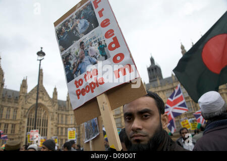20. November 2012. London UK. Demonstranten aus der Bangladeshi Gemeinschaft in Großbritannien versammeln sich vor den Houses of Parliament in Westminster zum protest gegen die Verhaftung der Führer der Oppositionsparteien durch die Regierung von Bangladesch. Stockfoto