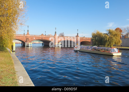 BERLIN - 3. November 2011: Touristenboot Moltkebrücke Brücke auf der Spree am 3. November 2011 in Berlin, Deutschland. Stockfoto