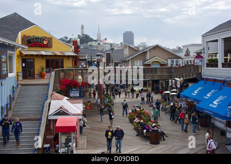 Touristen auf Telegraph Hill, Pier 39 und Coit Tower im Hintergrund Stockfoto