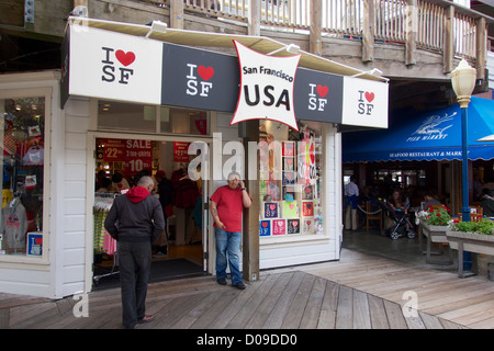 Mann am Handy. Pier 39 San Francisco, Kalifornien. I Herz SF Shop. Stockfoto