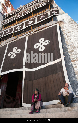 Älteres Ehepaar ruhen während Pilgerreise unter Yak Haar Vorhang, PortalEin Palast, Lhasa, Tibet Stockfoto