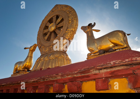 Überlebensgroß Goldn Lämmer auf Dach des Tibets heiligsten buddhistischen Tempel Jokhang, Lhasa, Tibet, China Stockfoto