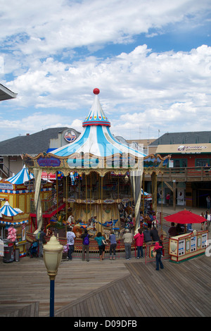 Touristen und San Francisco Carousel, Pier 39 Stockfoto
