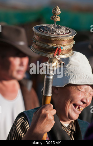 Buddhistische Pilger schwingt Gebetsmühle Whle macht Rundweg um den Jokhang-Tempel, Lhasa, Tibet Stockfoto