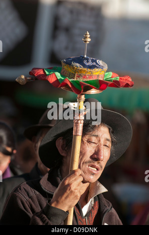 Buddhistische Pilger schwingt Gebetsmühle Whle macht Rundweg um den Jokhang-Tempel, Lhasa, Tibet Stockfoto