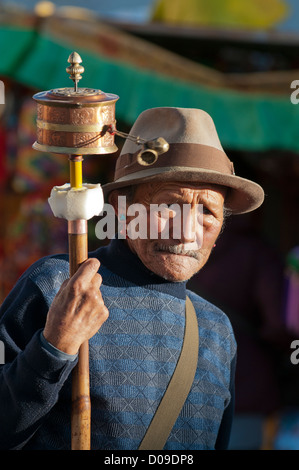 Buddhistische Pilger schwingt Gebetsmühle Whle macht Rundweg um den Jokhang-Tempel, Lhasa, Tibet Stockfoto