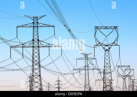 Dschungel der Hochspannung macht Strommasten unter Himmel Stockfoto