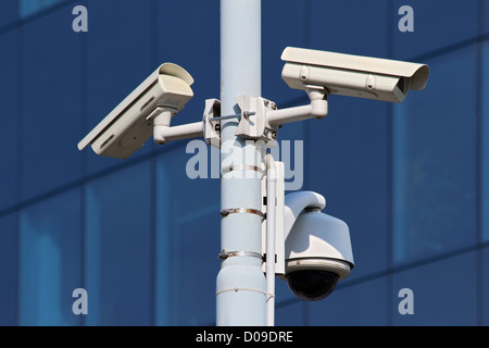 drei cctv-Überwachungskameras auf Straße pylon Stockfoto