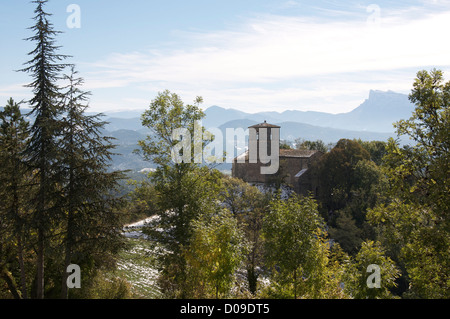 Ein Blick vom kleinen Hügel Dorf von Gigors der romanischen St.-Peter-Kirche und die bergige Landschaft des Vercors. La Drôme, Frankreich. Stockfoto