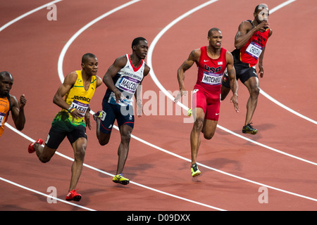 Warren Weir (JAM), Christian Malcolm (GBR) und Maurice Mitchell (USA) im Wettbewerb mit den Herren 200m Halbfinale bei den Olympischen Stockfoto