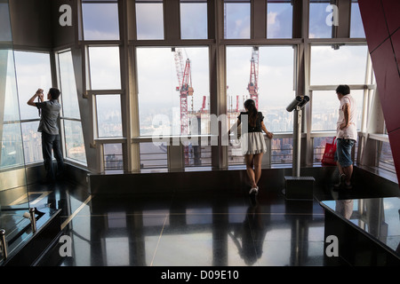 Touristen sehen Sie die Skyline von der Jin Mao Tower Skywalk indoor Aussichtsplattform Shanghai, China. Stockfoto