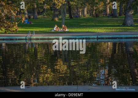 Ein Familien-Picknicks im Park mit Blick auf den Schwimmbereich innerhalb der Fluss Bidwell River Park, Chico, Kalifornien. Stockfoto