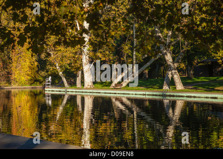 Ein Blick auf die Badestelle im Fluss in Bidwell Flusspark mit Reflexionen der Bäume im Wasser in Chico CA. Stockfoto