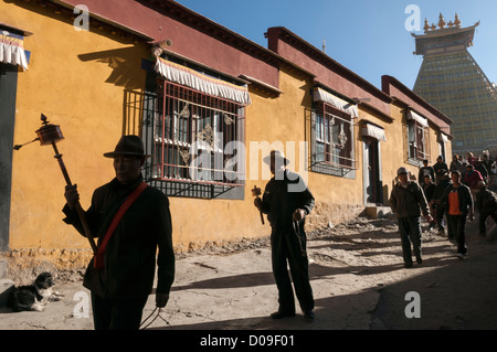 Pilger schwingen Gebetsmühlen als Chapori Schrein am Jabore Berg im zentralen Lhasa, Tibet, China zu besuchen Stockfoto