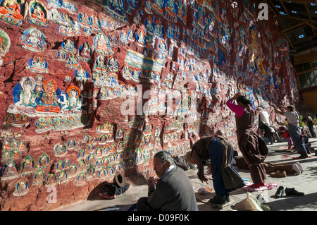 Pilger-Gottesdienst in Grotte geschnitzt aus Stein, Chapori Schrein am Jabore Berg im zentralen Lhasa, Tibet, China Stockfoto