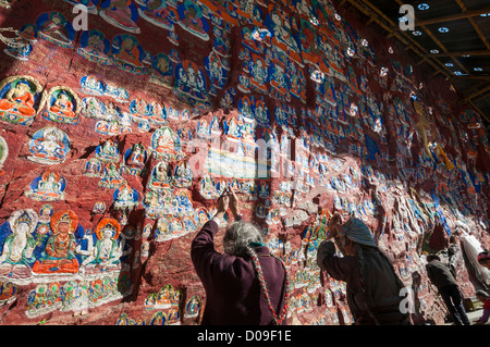 Pilger-Gottesdienst in Grotte geschnitzt aus Stein, Chapori Schrein am Jabore Berg im zentralen Lhasa, Tibet, China Stockfoto