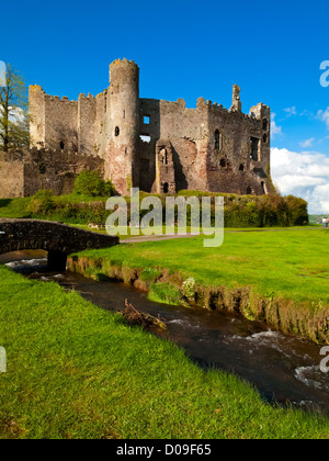 Ruinen des Laugharne Castle in Südengland Carmarthenshire Wales im 12. und 13. Jahrhundert erbaut und im Bürgerkrieg zerstört Stockfoto