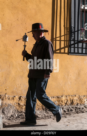 Pilger schwingt Gebetsmühlen als Chapori Schrein am Jabore Berg im zentralen Lhasa, Tibet, China besucht Stockfoto