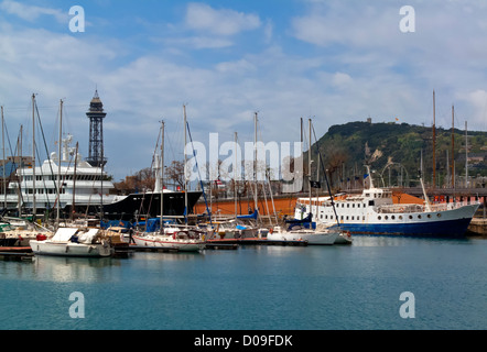 Boote im Hafen von Port Vell in der Nähe von Barcelona City centre Katalonien Spanien Stockfoto