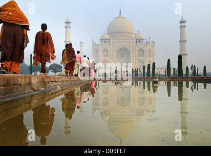 Touristen besuchen das Taj Mahal weißen Marmor-Mausoleum in Agra, Uttar Pradesh in Indien Stockfoto