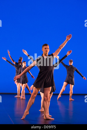 Michael Clark Unternehmen führt im Barbican Theatre, London Stockfoto