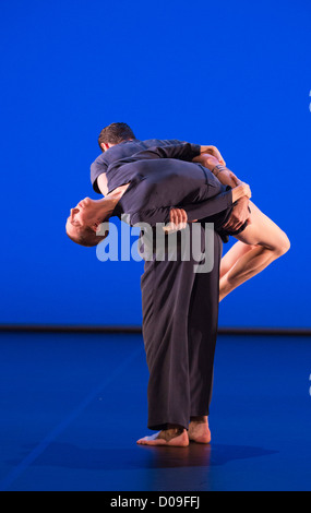 Michael Clark Unternehmen führt im Barbican Theatre, London Stockfoto