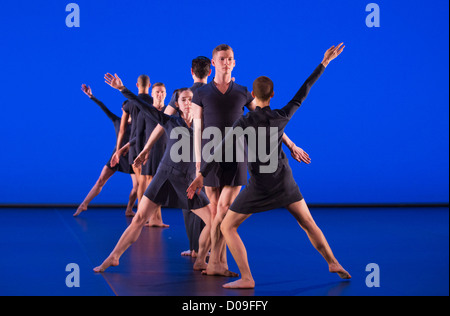 Michael Clark Unternehmen führt im Barbican Theatre, London Stockfoto