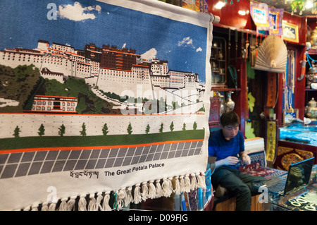 Wandteppich von PortalEin Palast im Souvenir-Shop in der Nähe von Barkhor Square, Lhasa, Tibet Stockfoto