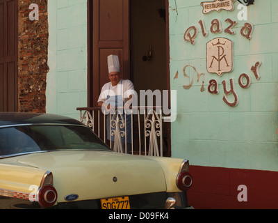 zwei Ton klassischen 1950er Jahre amerikanische Autos in Trinidad Kuba vor typischen kubanischen Restaurant mit Küchenchef auf geparkt Stockfoto