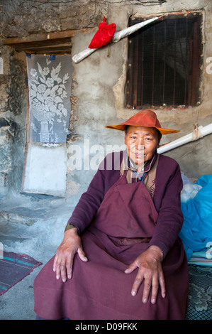 Buddhistische Nonne Lousan Drlma begrüßt Besucher in Privatquartieren, eine Höhle in Hanglage nahe dem Drepung-Kloster, Lhasa, Tibet Stockfoto