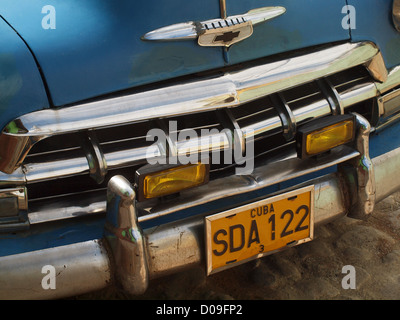 Grill classic blau 1950er Jahre amerikanisches Auto in Trinidad Kuba in enger mit Chrom Stockfoto