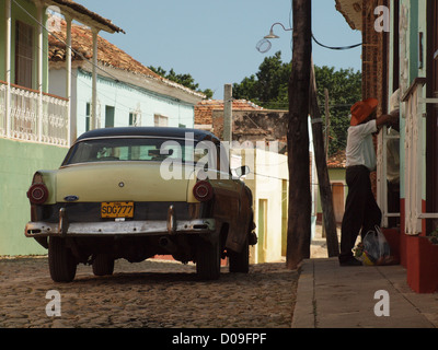 zweifarbige 1950er Jahre amerikanische Oldtimer in Trinidad Kuba in typisch kubanische Straße geparkt Stockfoto