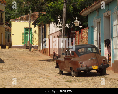 Braun der 1950er Jahre amerikanische Oldtimer in Trinidad Kuba in typisch kubanische Straße geparkt Stockfoto